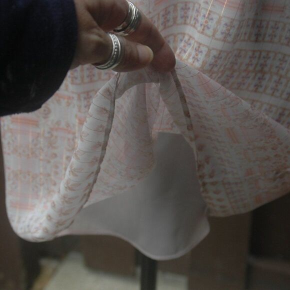 Tabitha Webb L Gold Accent Floral Print V-Neck NEW - Picture 5 of 6